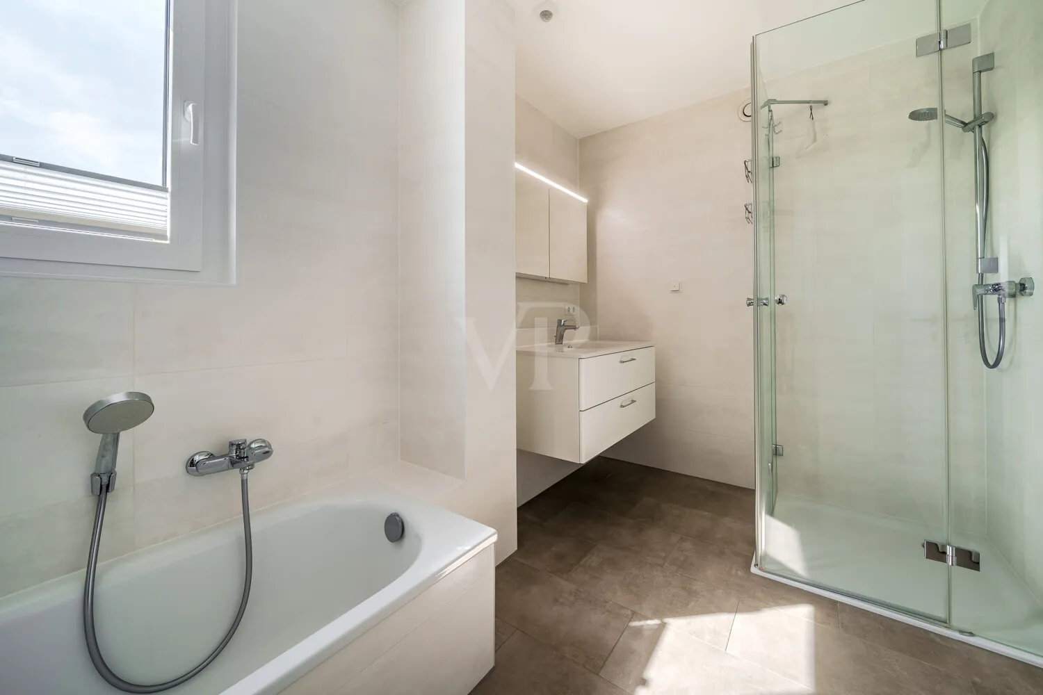 Tageslichtbad mit Wanne und Dusche