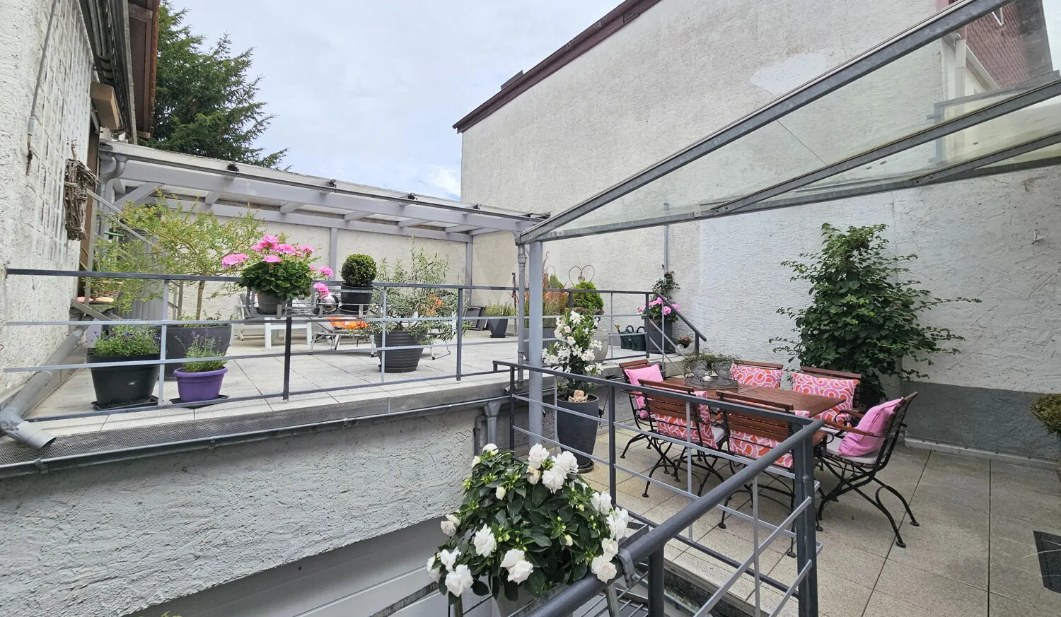 Überdachter Platz auf zwei Ebenen