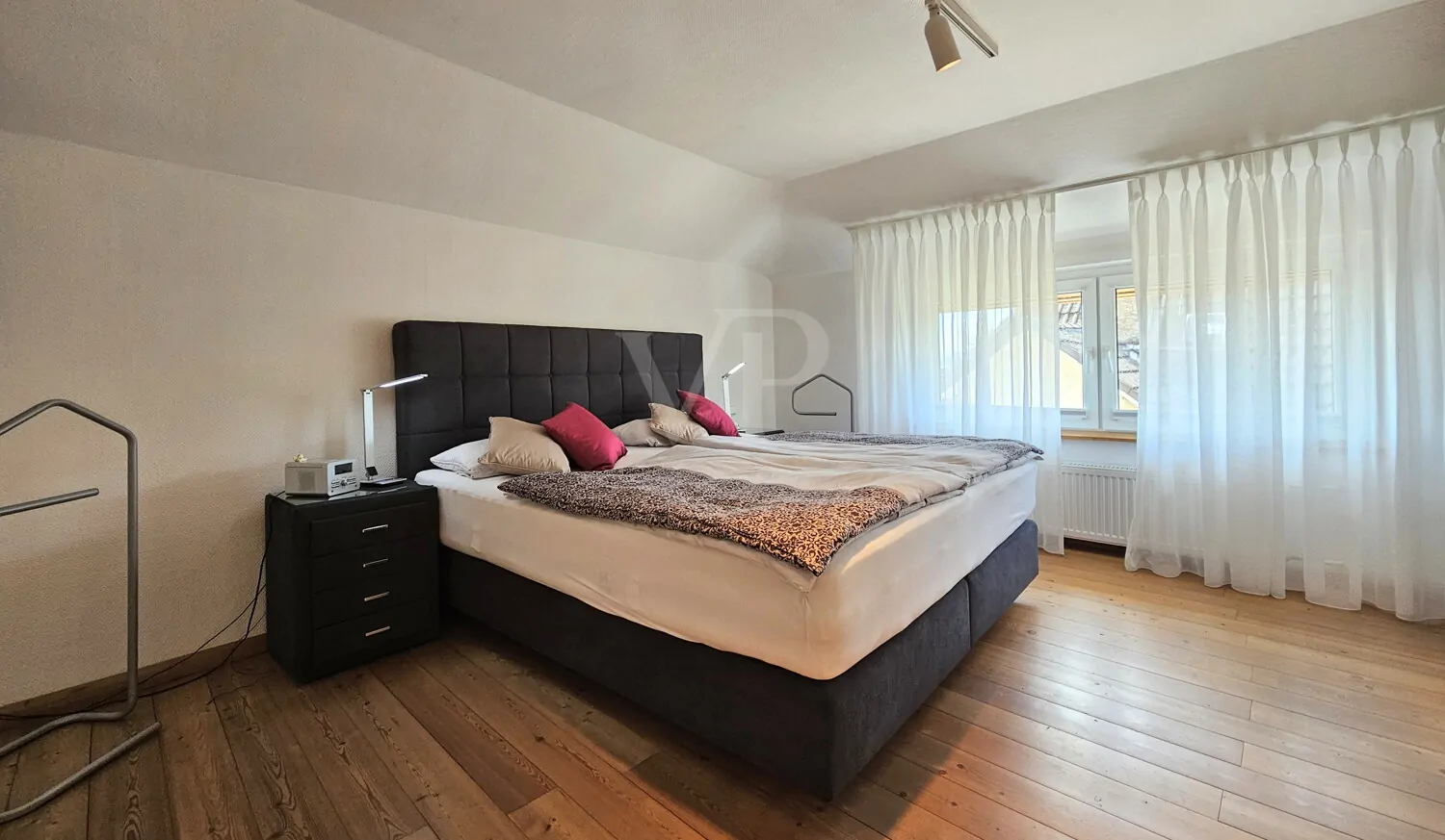 Großzügiges Schlafzimmer