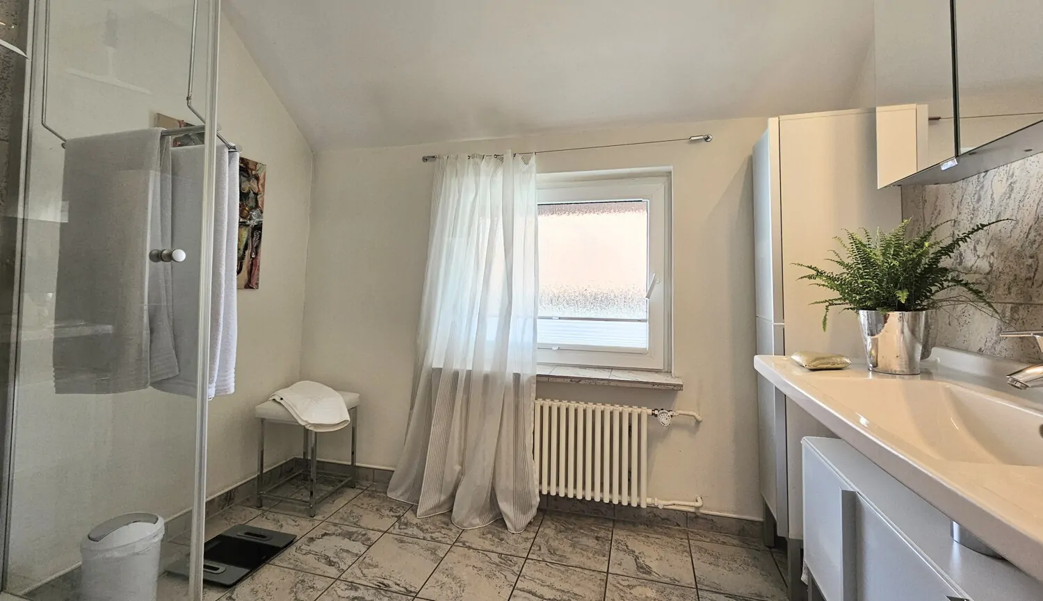 Modernes Tageslichtbad