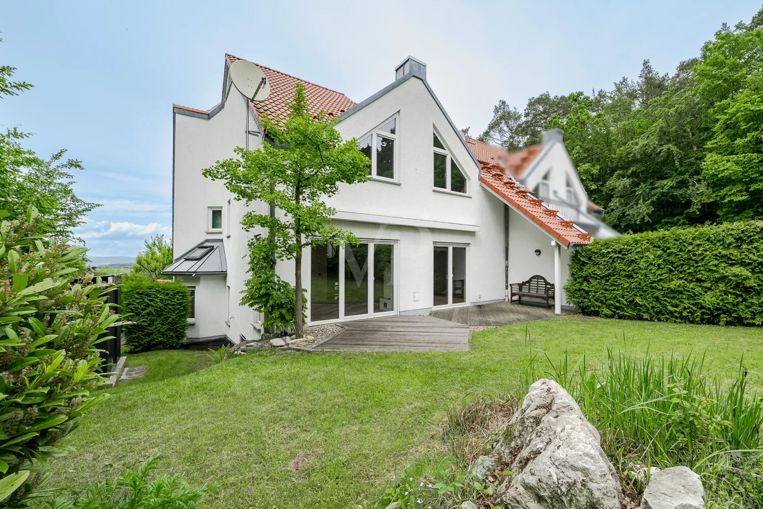 Außenansicht mit Garten