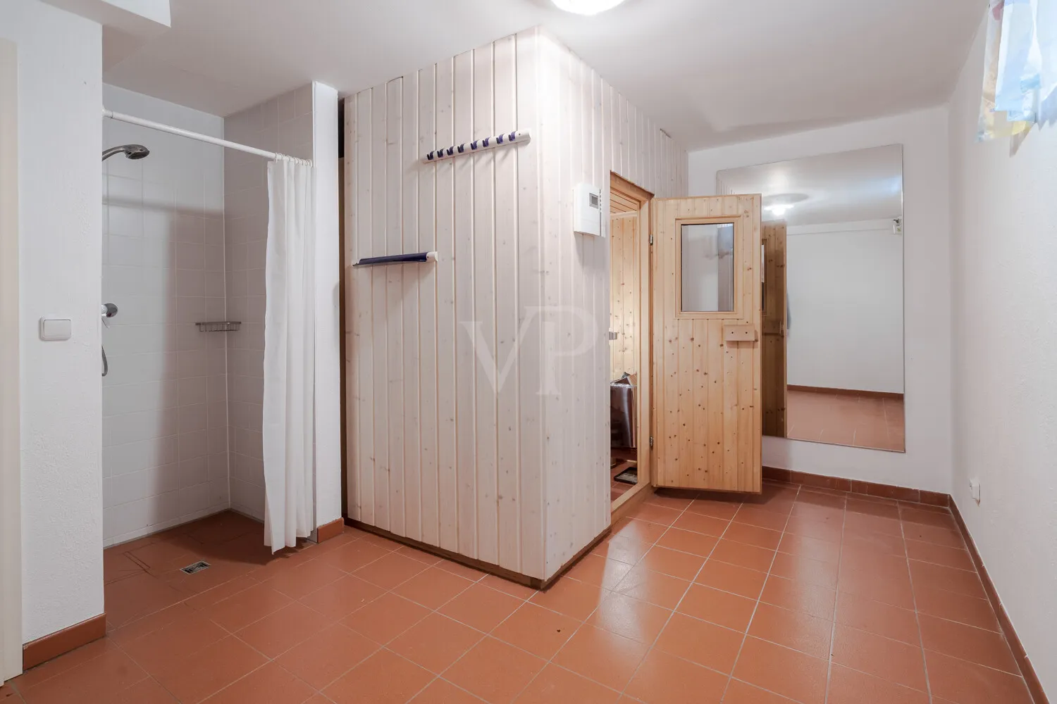 Wellnessraum mit Sauna & Dusche