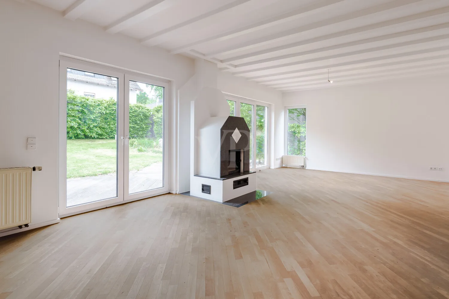 Heller Wohnessbereich mit Terrassenzugang