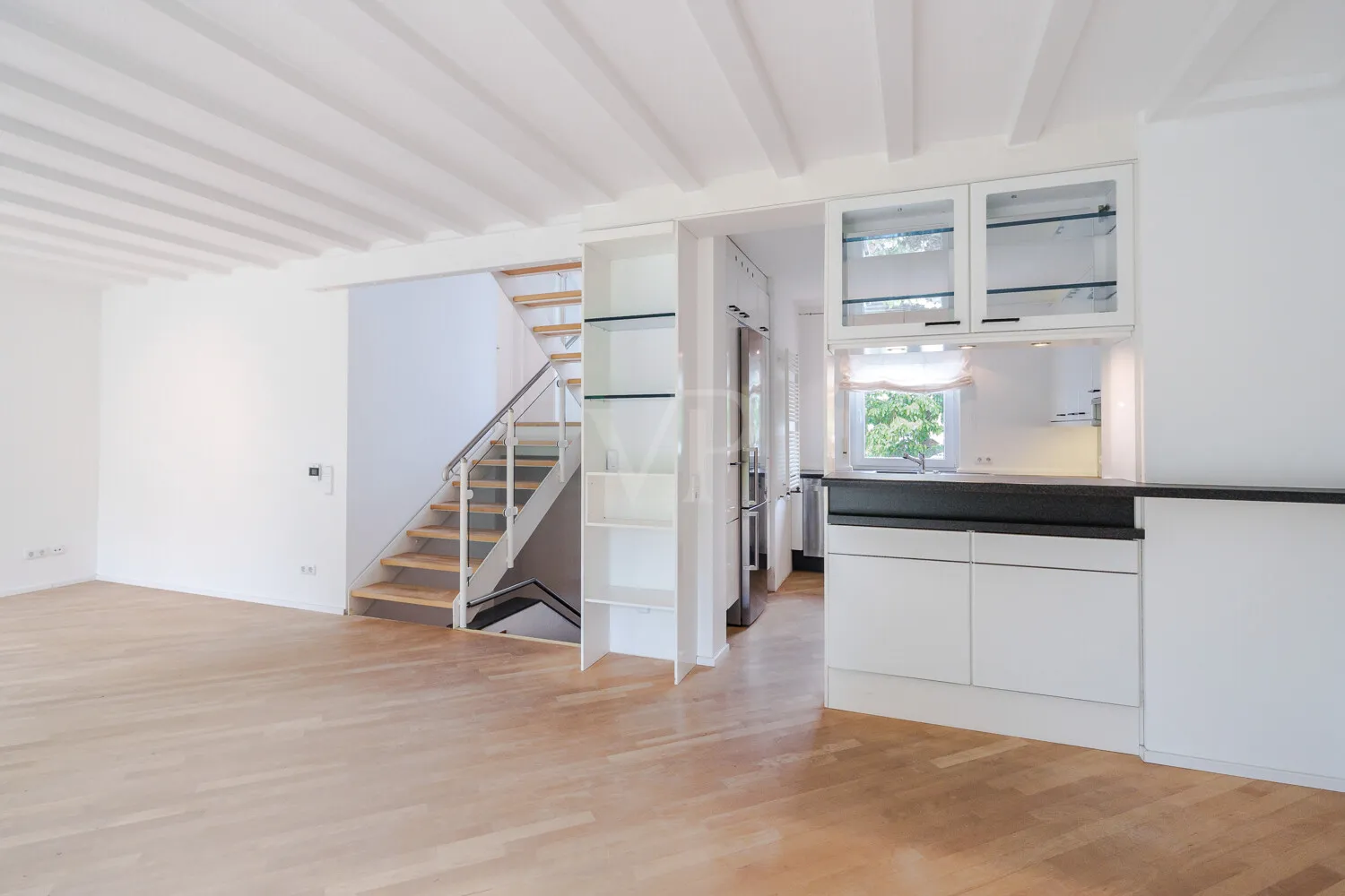 Blick zu Küche und Treppenhaus