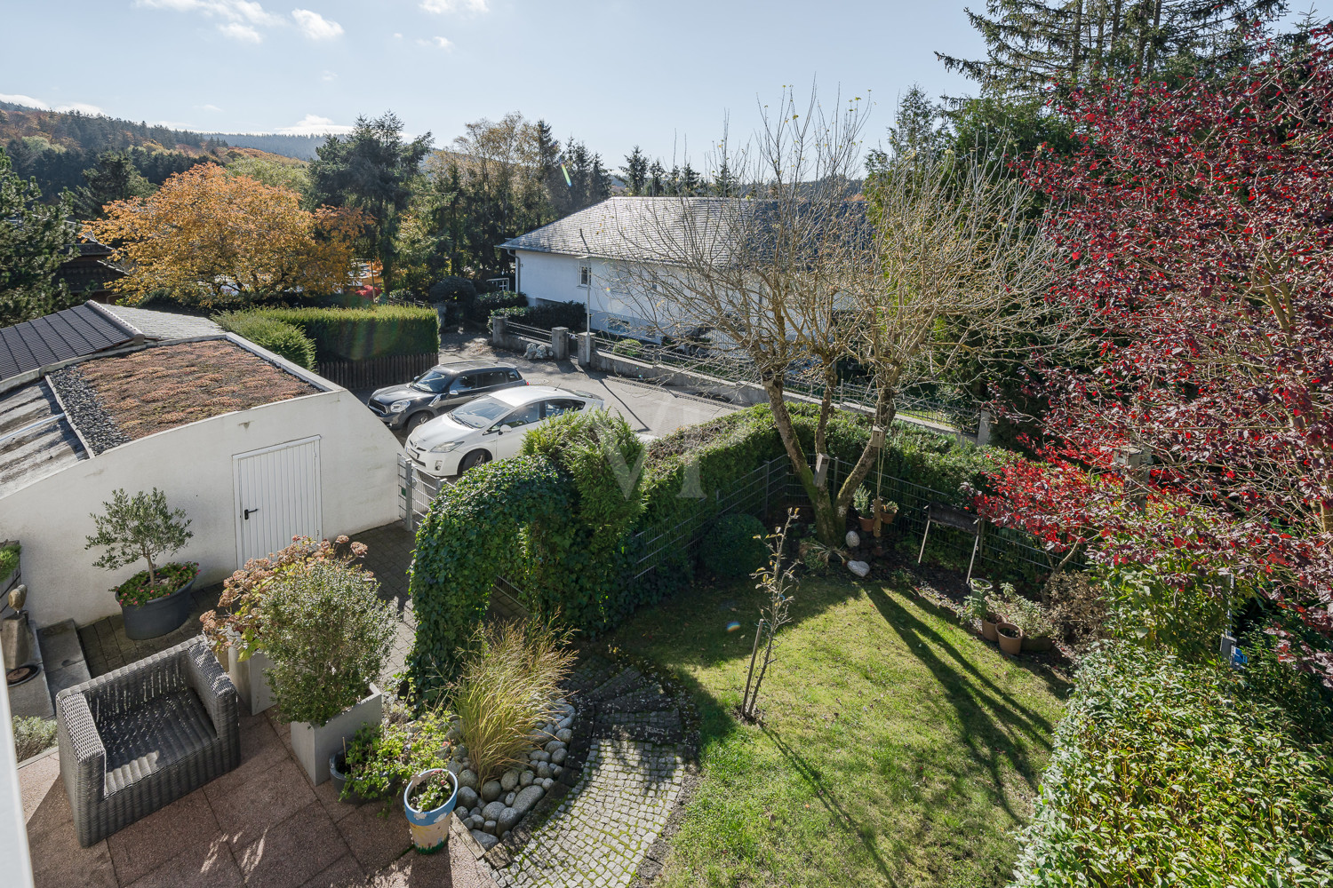 Blick auf Garage und  in die Taunusnatur