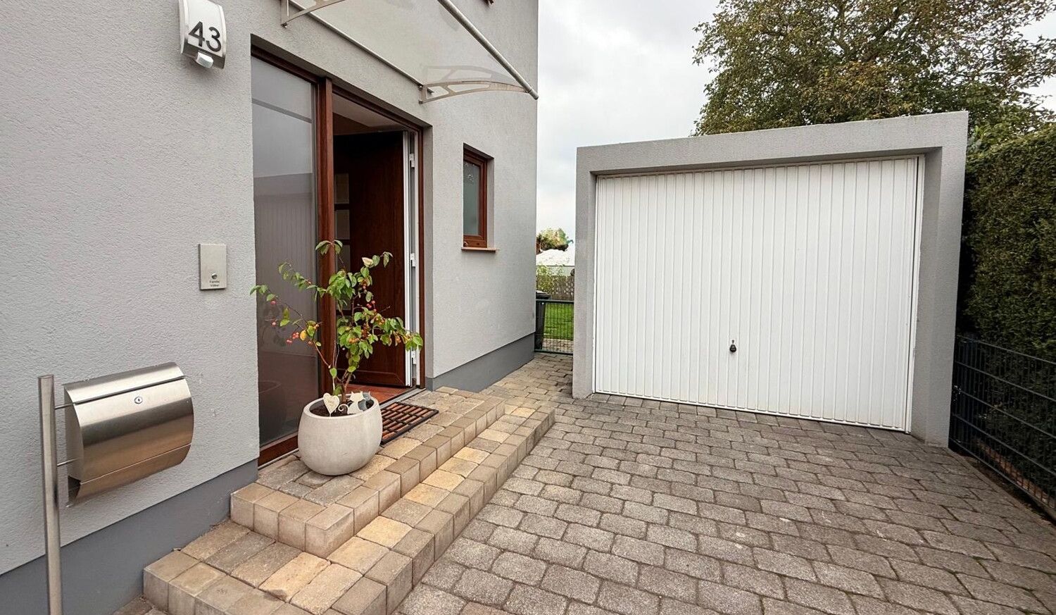 Hauseingang mit Garage