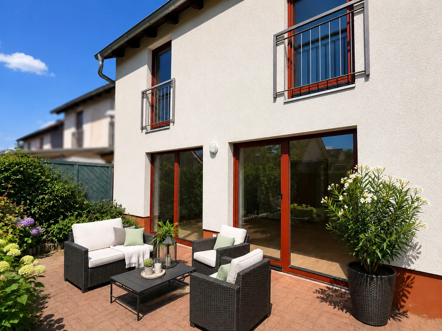 Terrasse (Terrassenmöbel nicht enthalten)