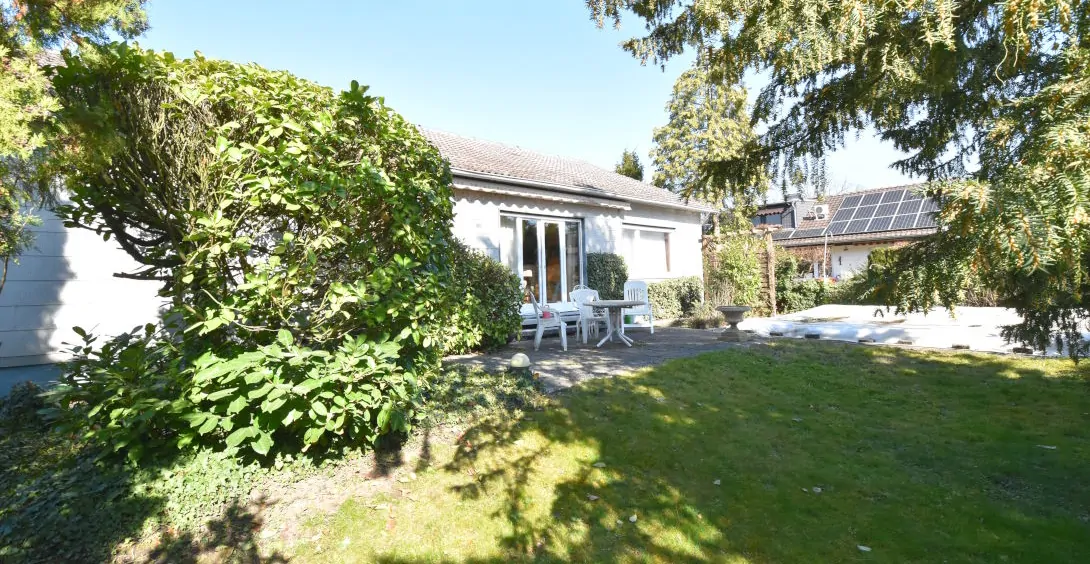 Seitenansicht mit Freisitz und Pool