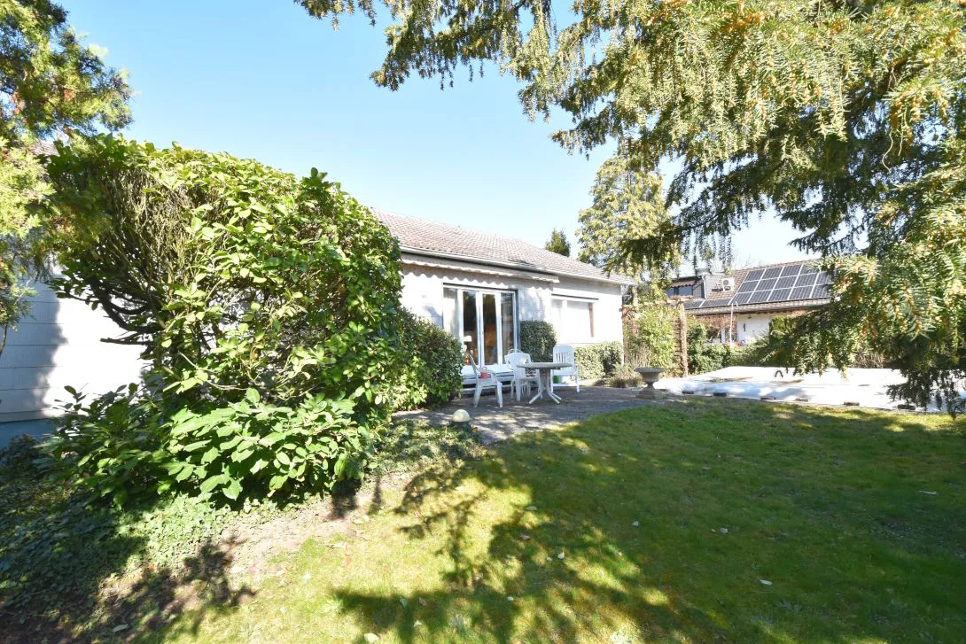 Seitenansicht mit Freisitz und Pool