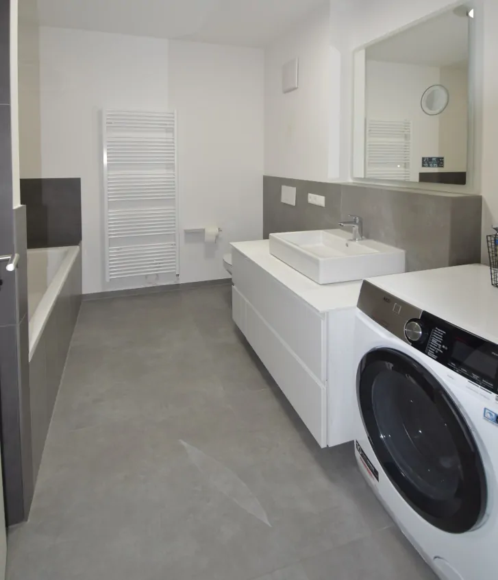 Bad mit Dusche, Wanne und Waschmaschine