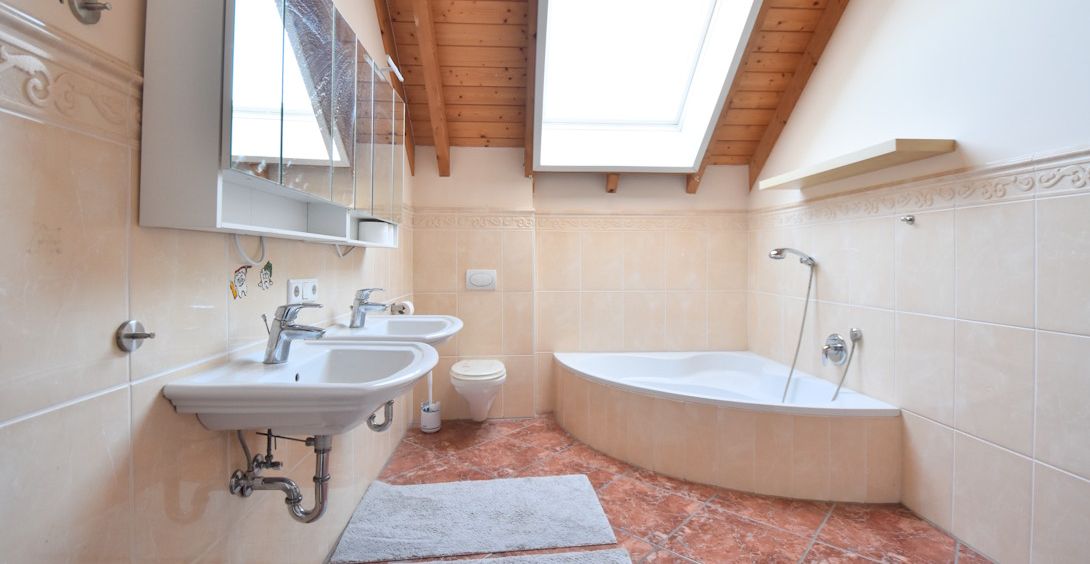 Bad mit Dusche und Wanne