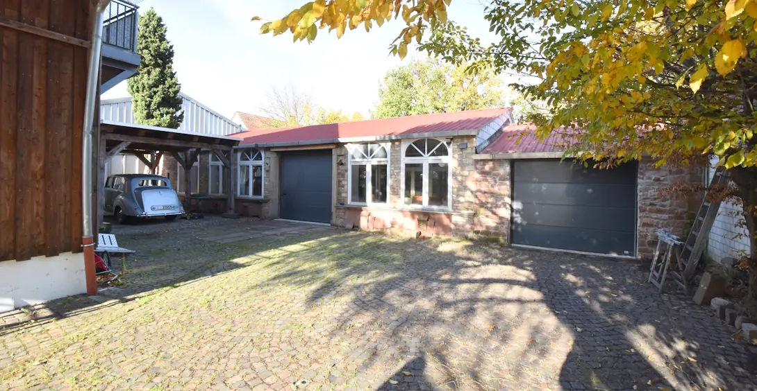 Hof: Blick auf hintere Halle