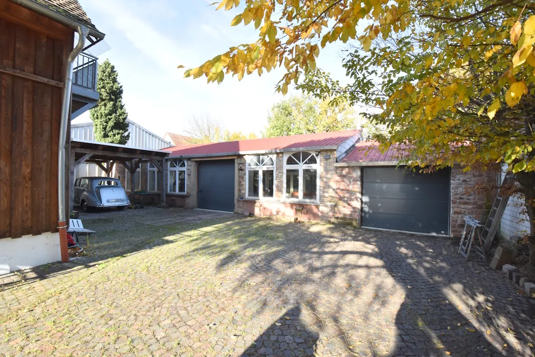 Hof: Blick auf hintere Halle