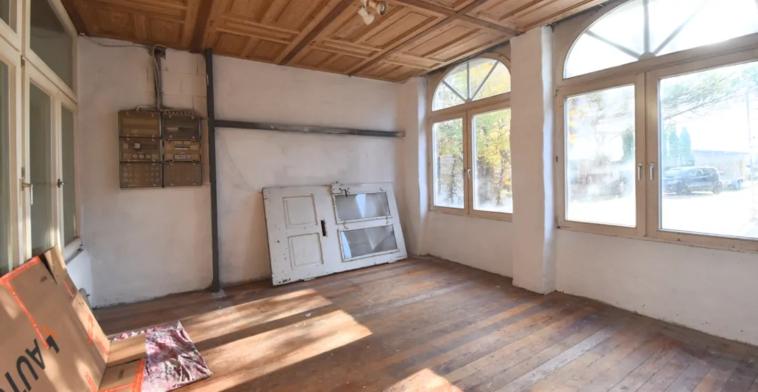 Büro-Lager in hinterer Halle