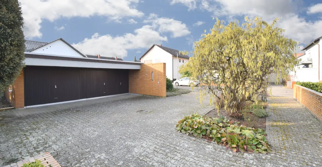 Zufahrt mit Doppelgarage