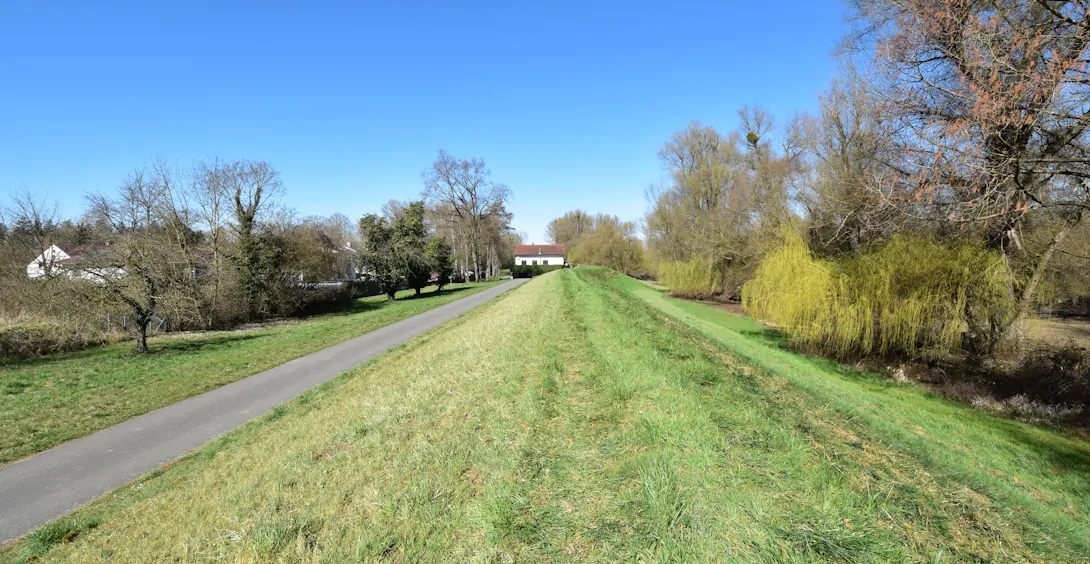 Damm mit Naturschutzgebiet