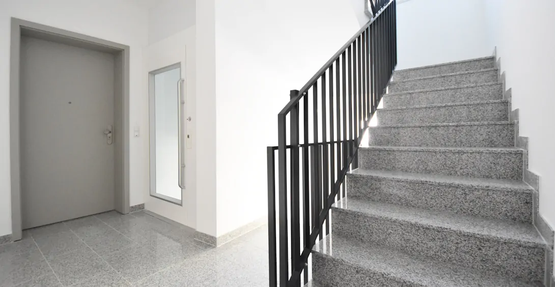 Treppenhaus mit Aufzug