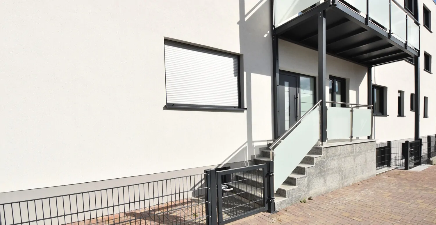 separater Eingang mit wenigen Stufen