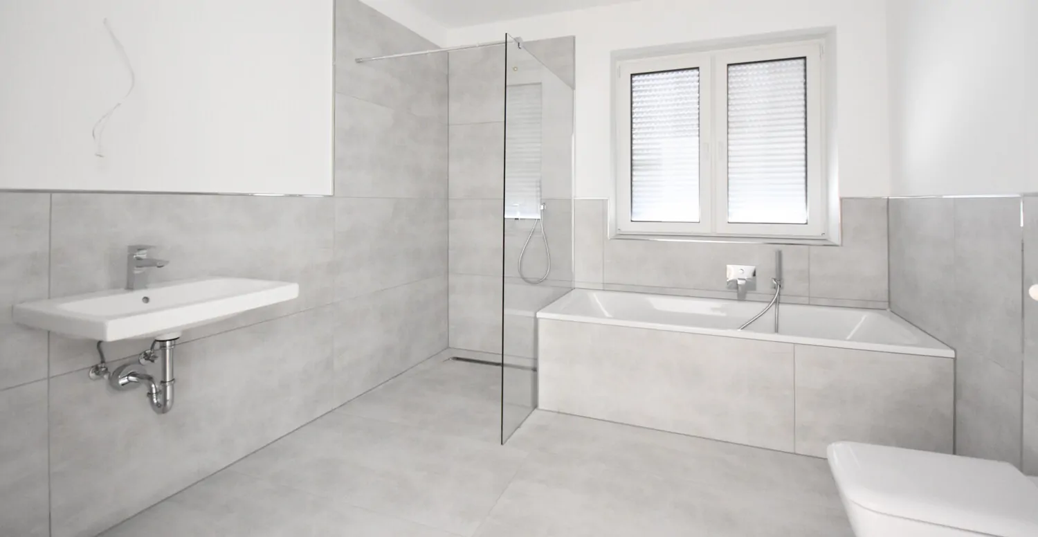 Bad mit Dusche und Badewanne