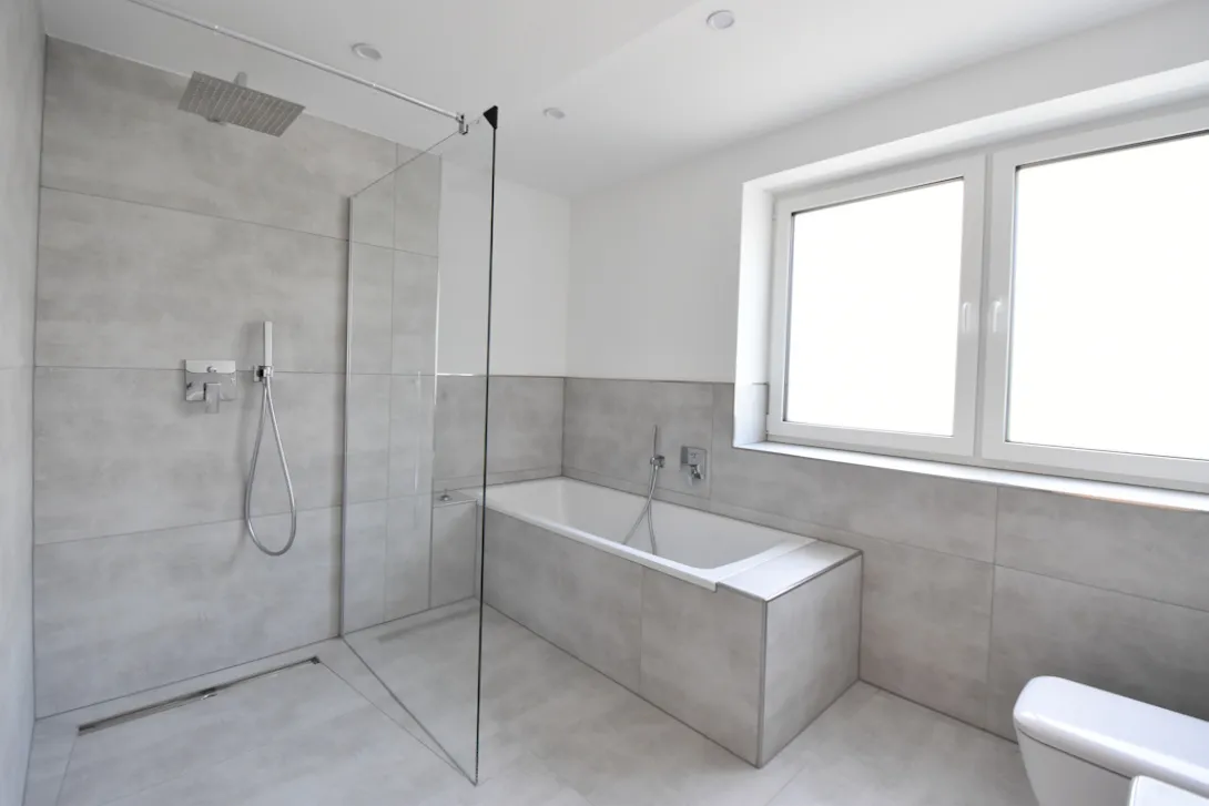 Bad mit Dusche und Wanne