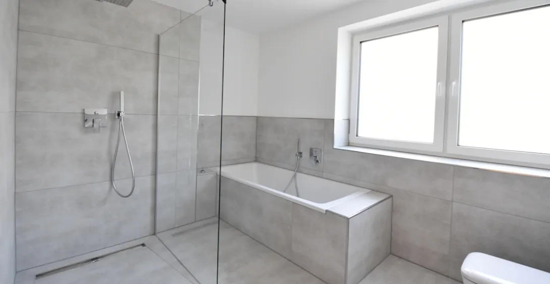 Bad mit Dusche und Wanne