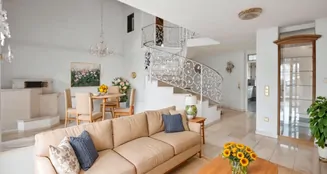 von_poll_real_estate_property_24130043db_image_1