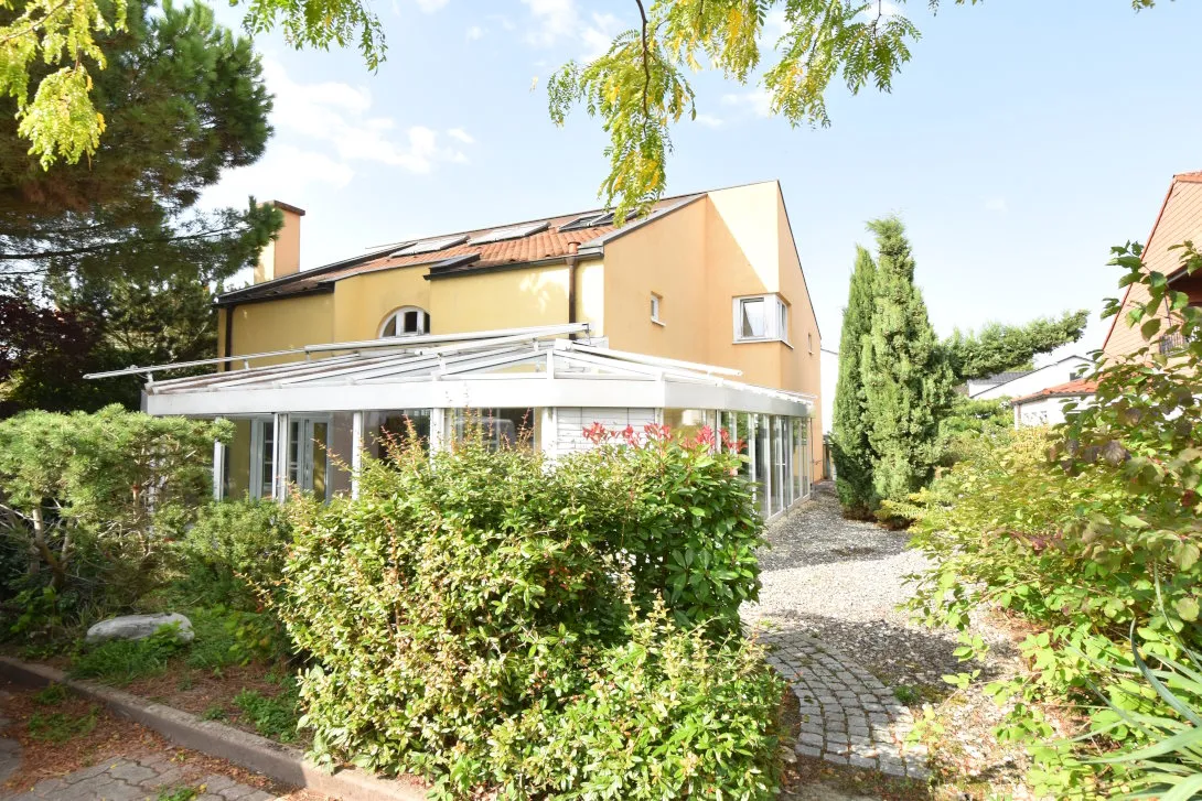 Stilvolles Einfamilienhaus mit schönem Wintergarten und Einliegerwohnung