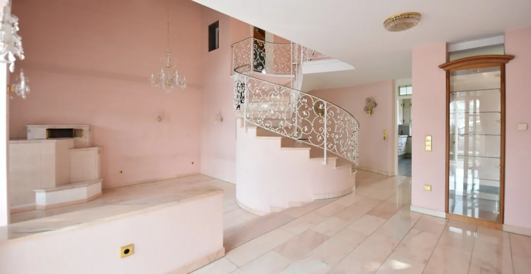 offener Wohnbereich mit Kachelofen