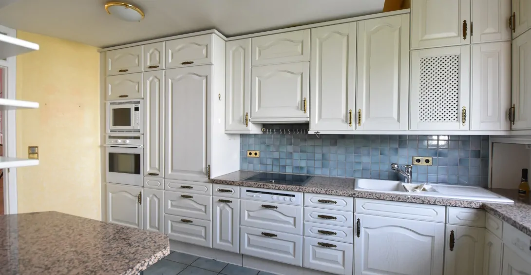 Küche mit Einbauküche