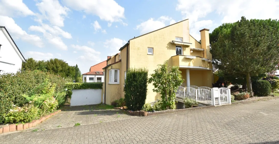 Straßenansicht Hauseingang und Garage