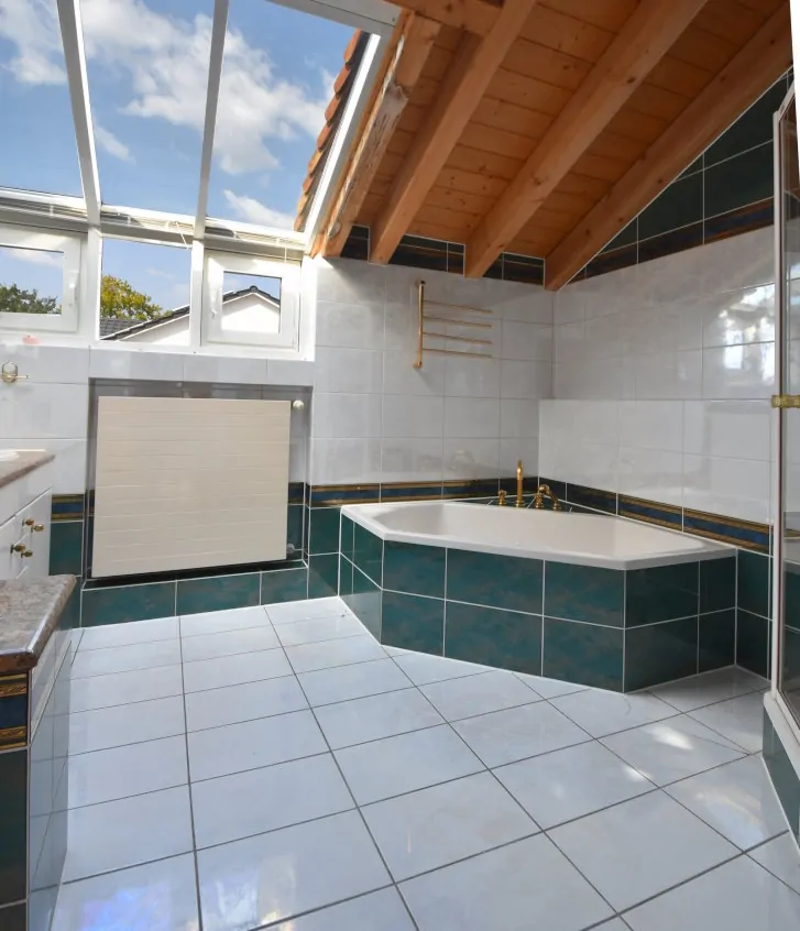 Obergeschoss Bad mit Dusche und Wanne
