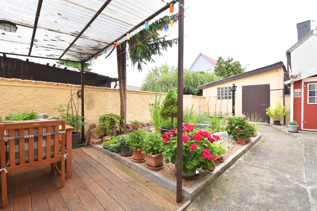 Terrasse mit Ziergarten und Teich