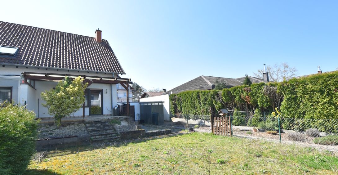 Rückansicht mit Garten und Terrasse
