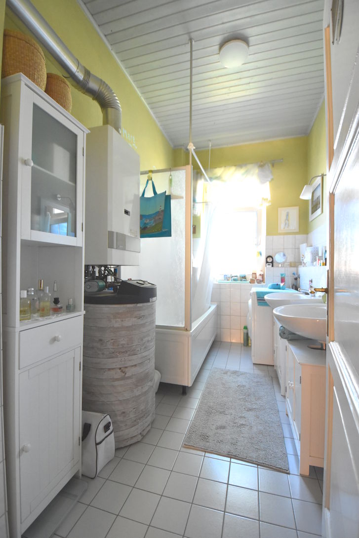 Bad mit Badewanne und Etagenheizung