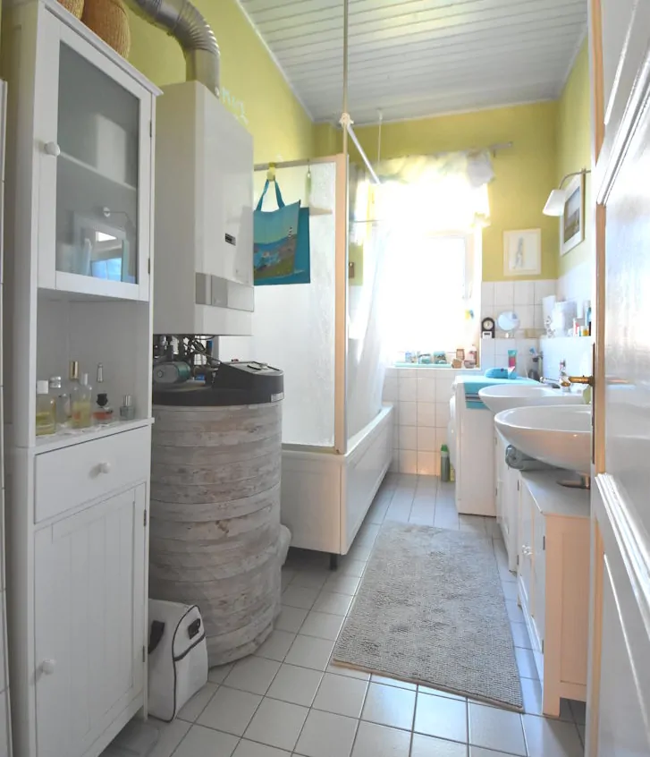 Bad mit Badewanne und Etagenheizung