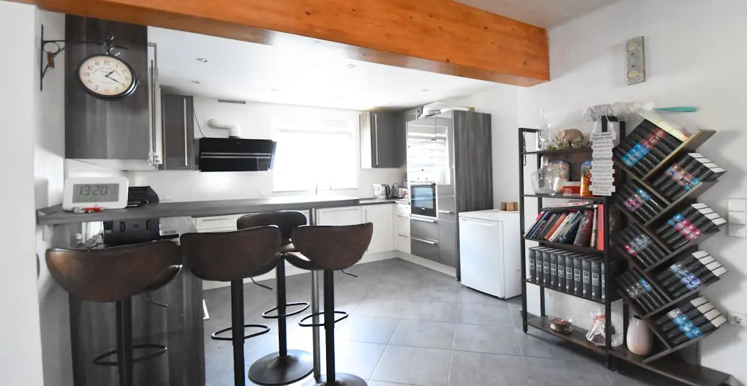 offene Küche mit Einbauküche