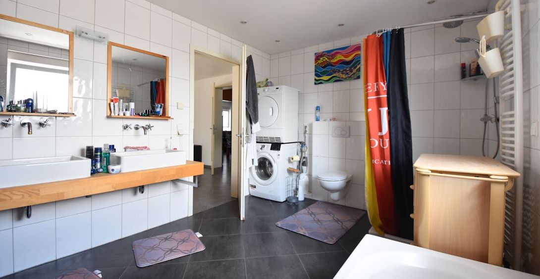 Bad mit Dusche-Wanne-Waschmaschine
