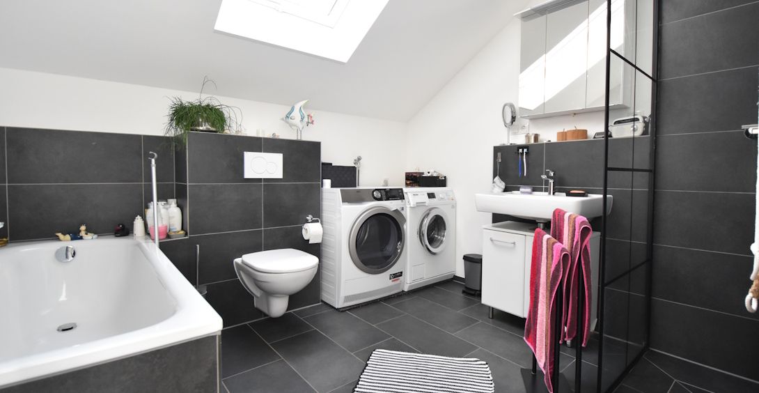Bad mit Dusche und Wanne