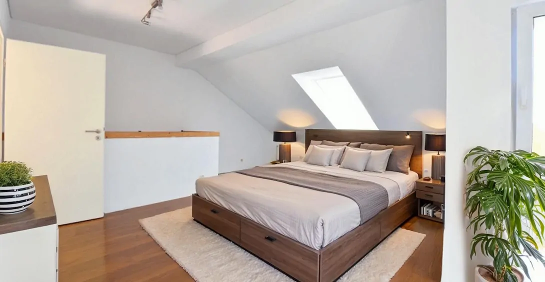 Zimmer im Dachgeschoss KI