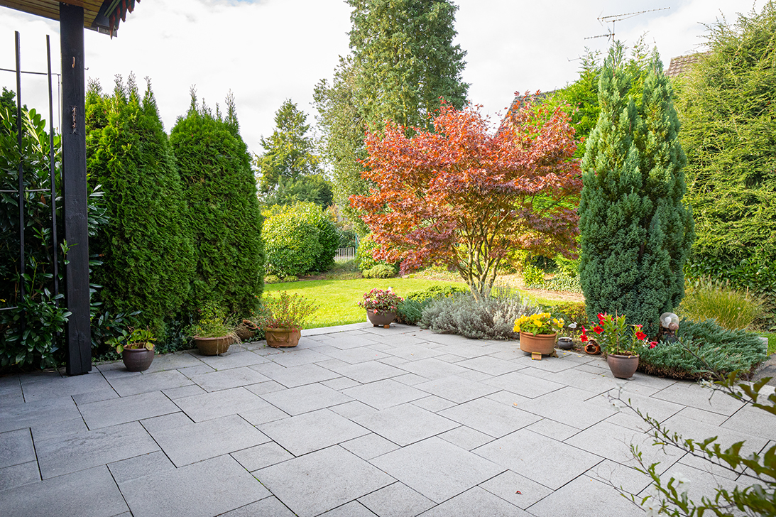 Blick von der Terrasse in den Garten