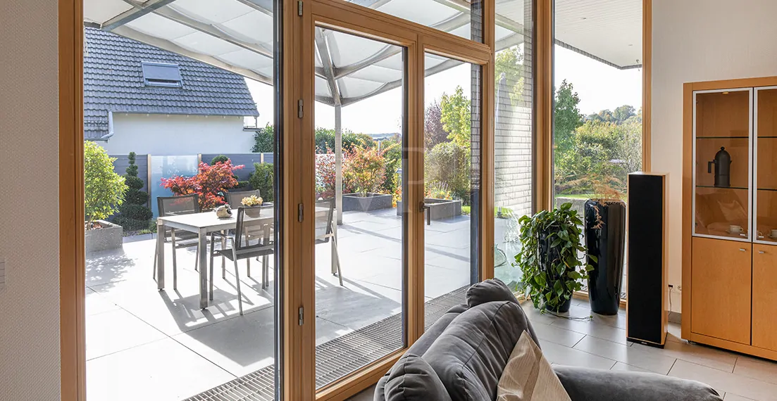 Wohnbereich mit Zugang zur Terrasse