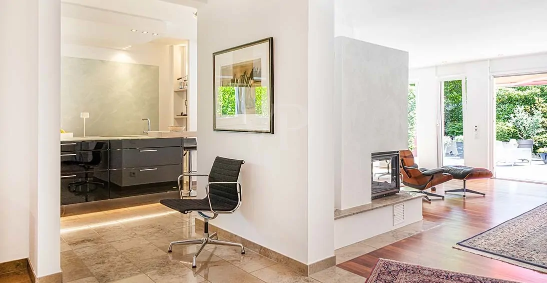 Ausschnitt mit Blick Küche und Kamin