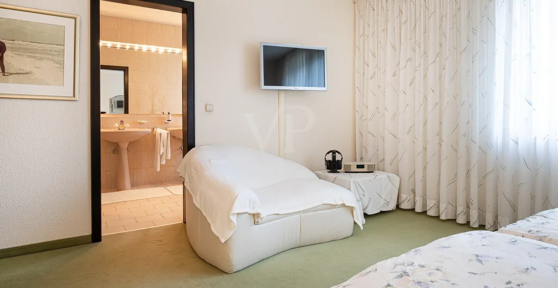 Zimmer 1 mit Blick ins Bad