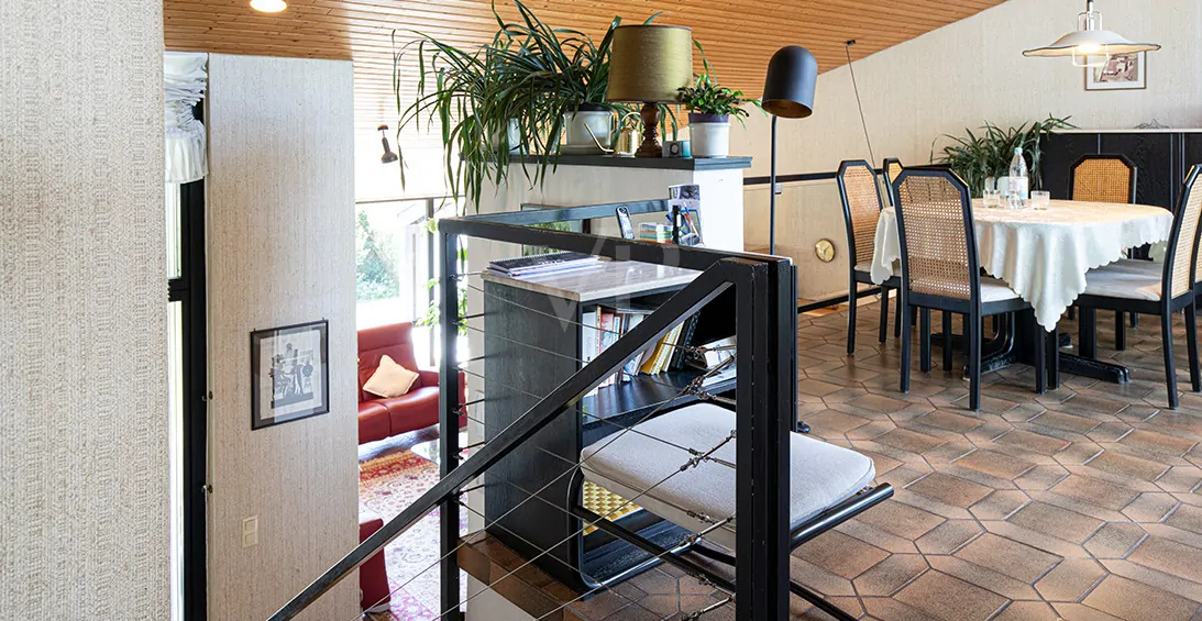 Essbereich mit Treppenabgang