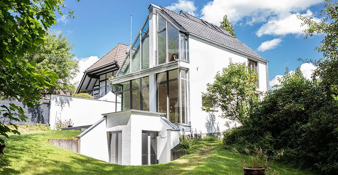 Individuelles Architektenhaus mit direktem Waldzugang – Familienidylle mit Stil!