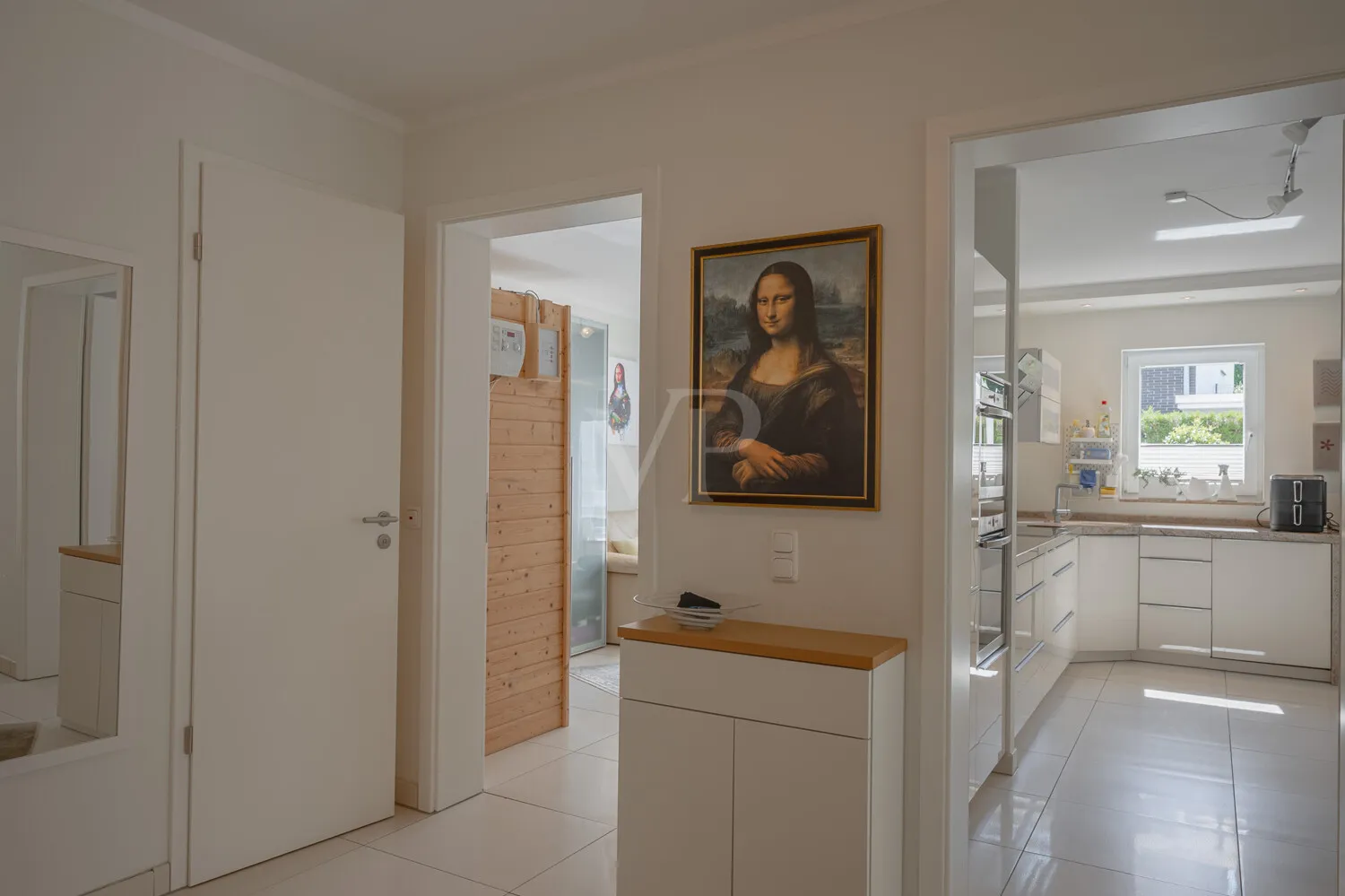 Diele mit Blick zu Zimmer 1 und Kochbereich