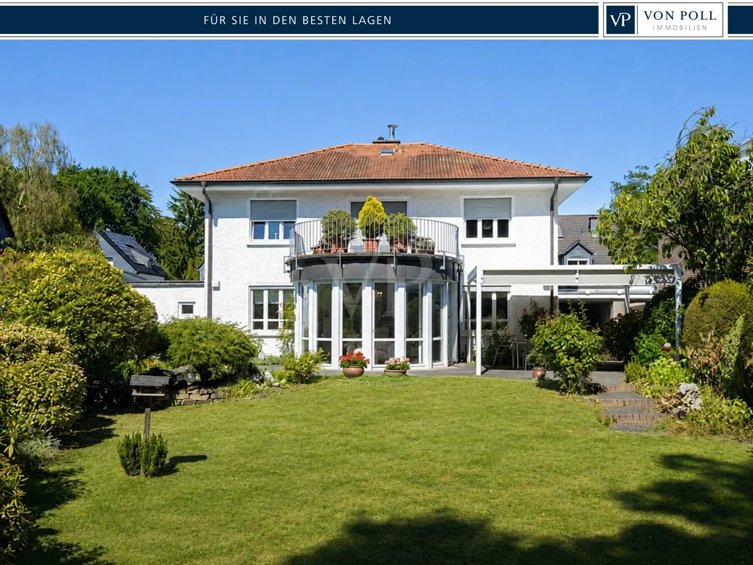 Garten mit Haus--Rückansicht
