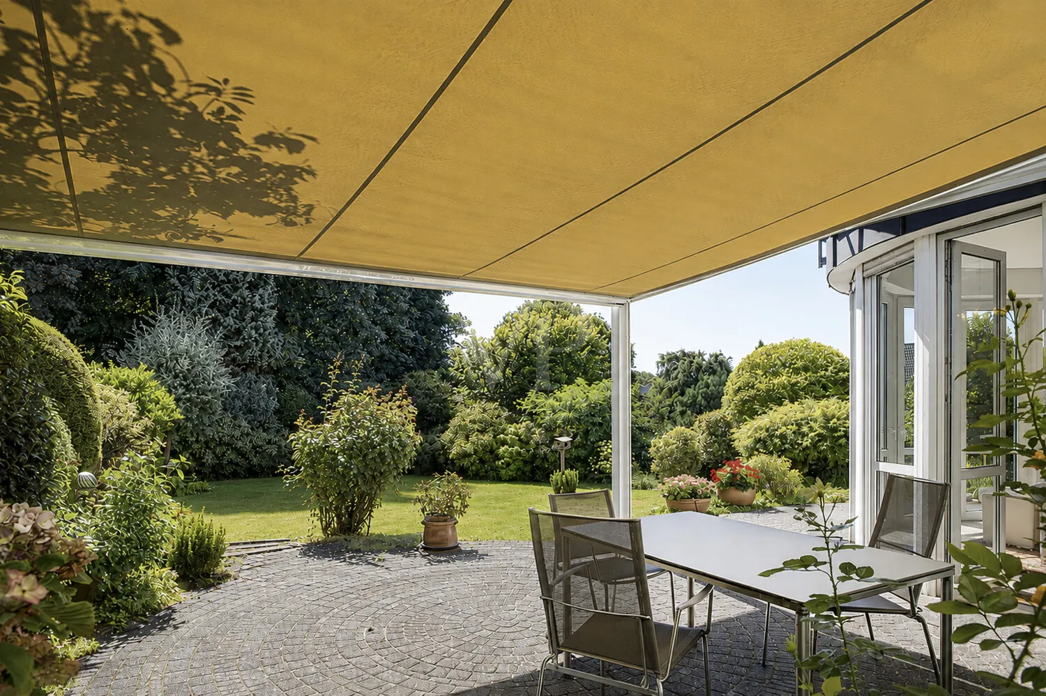 Terrasse mit Blick in den Garten
