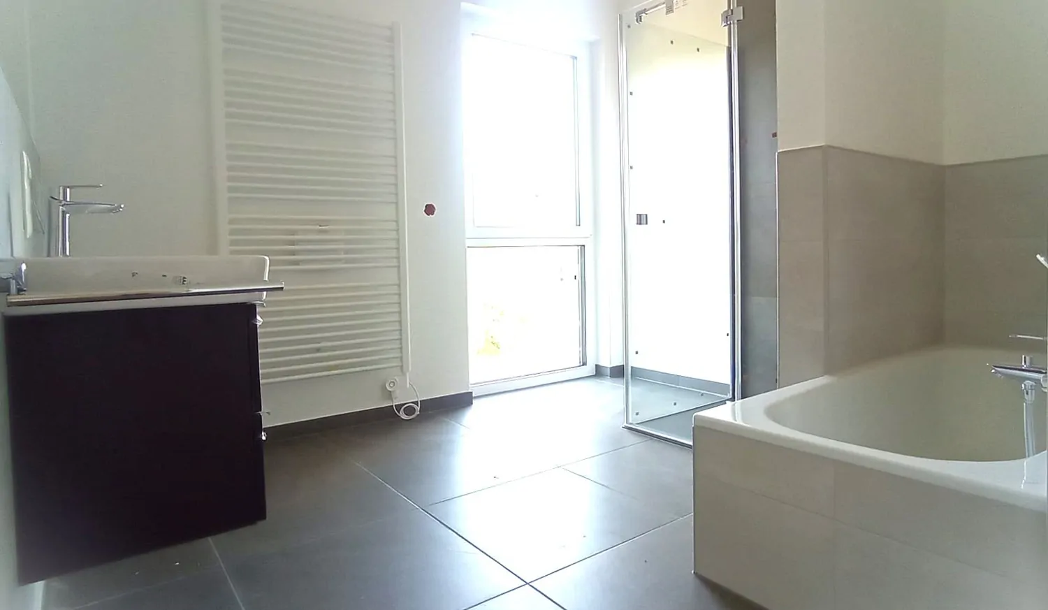 Tageslichtbad mit Wanne