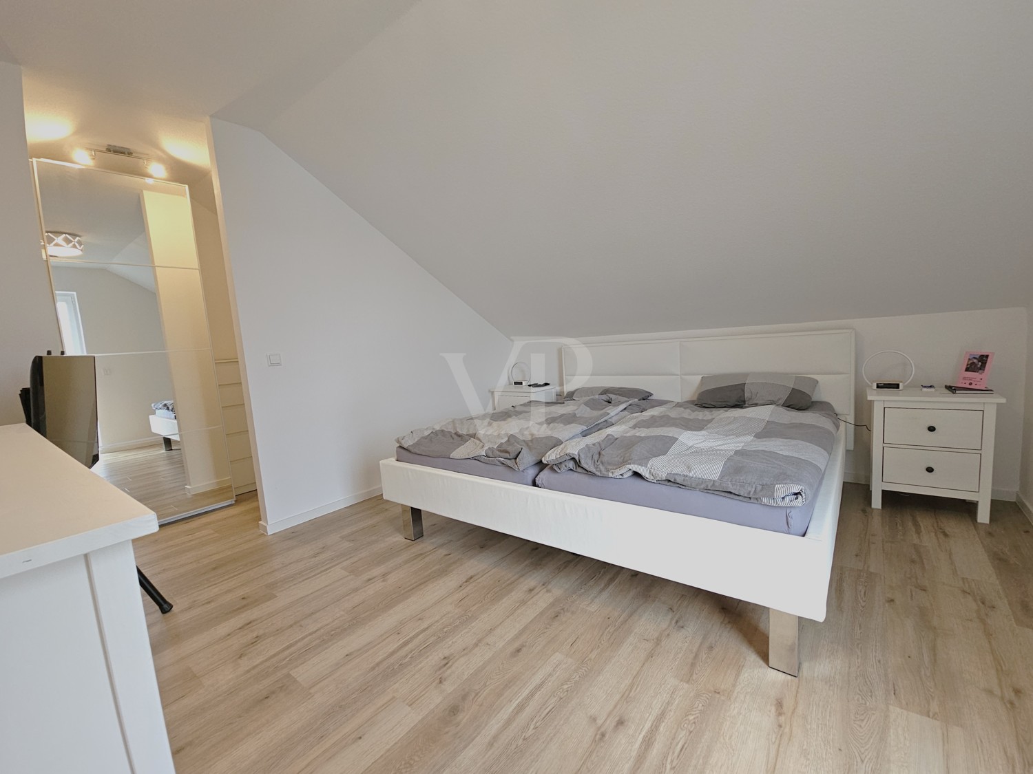 Schlafzimmer mit begehbarer Ankleide